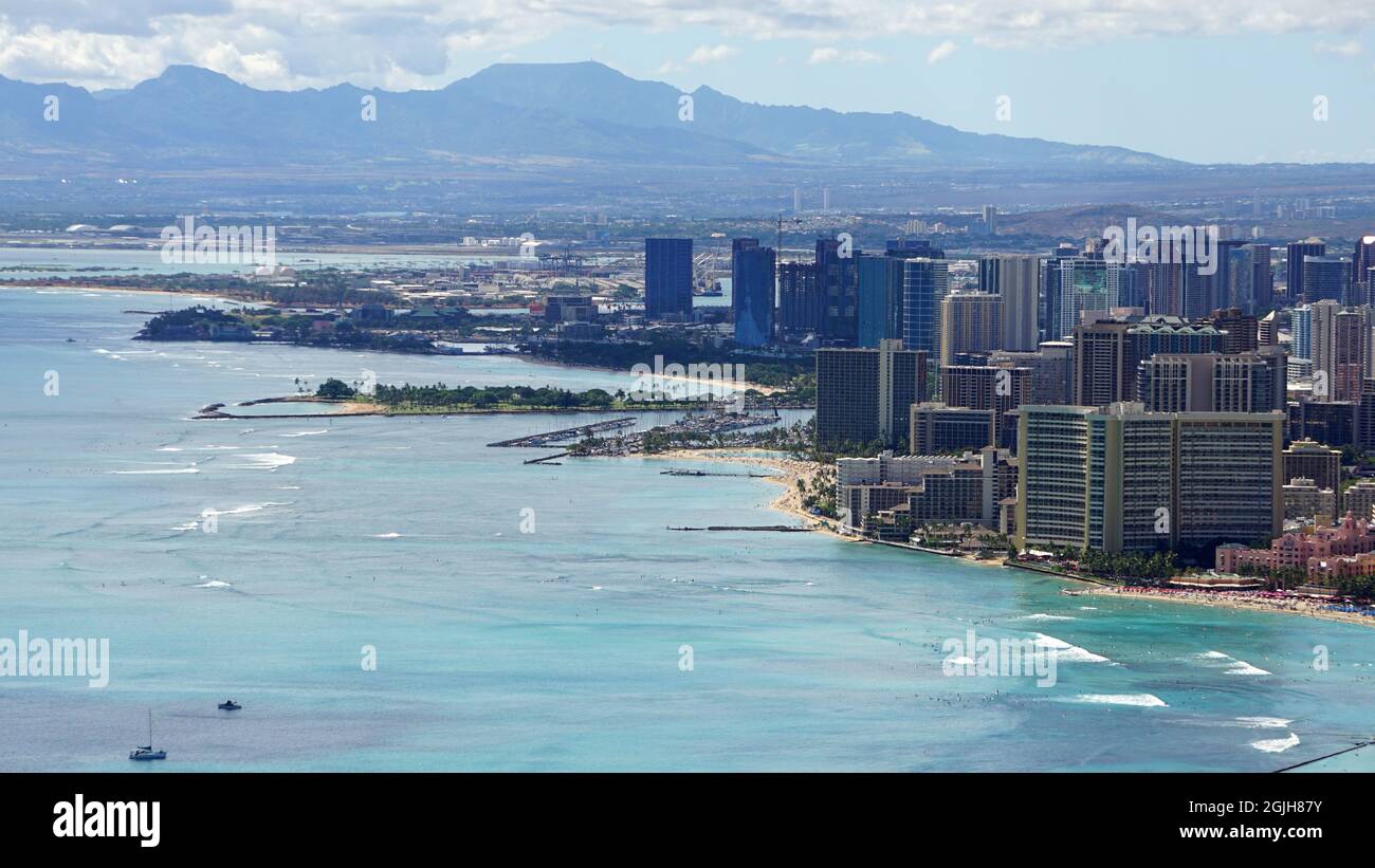 Vista del centro di Honolulu e della spiaggia di Waikiki presa dal cratere Diamond Head. Foto Stock