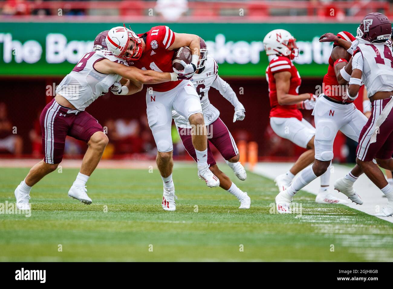 Lincoln, Nebraska. US 04 settembre 2021. Nebraska Cornhuskers Tight End Austin Allen #11 protegge la palla dopo una ricezione contro il linebacker di Fordham Rams James Conway #48 in azione durante una partita di football della NCAA Division 1 tra Fordham Rams e il Nebraska Cornhuskers al Memorial Stadium di Lincoln, Nebraska. Nebraska Won 52-7.Attendance: 85,938.Michael Spomer/Cal Sport Media/Alamy Live News Foto Stock