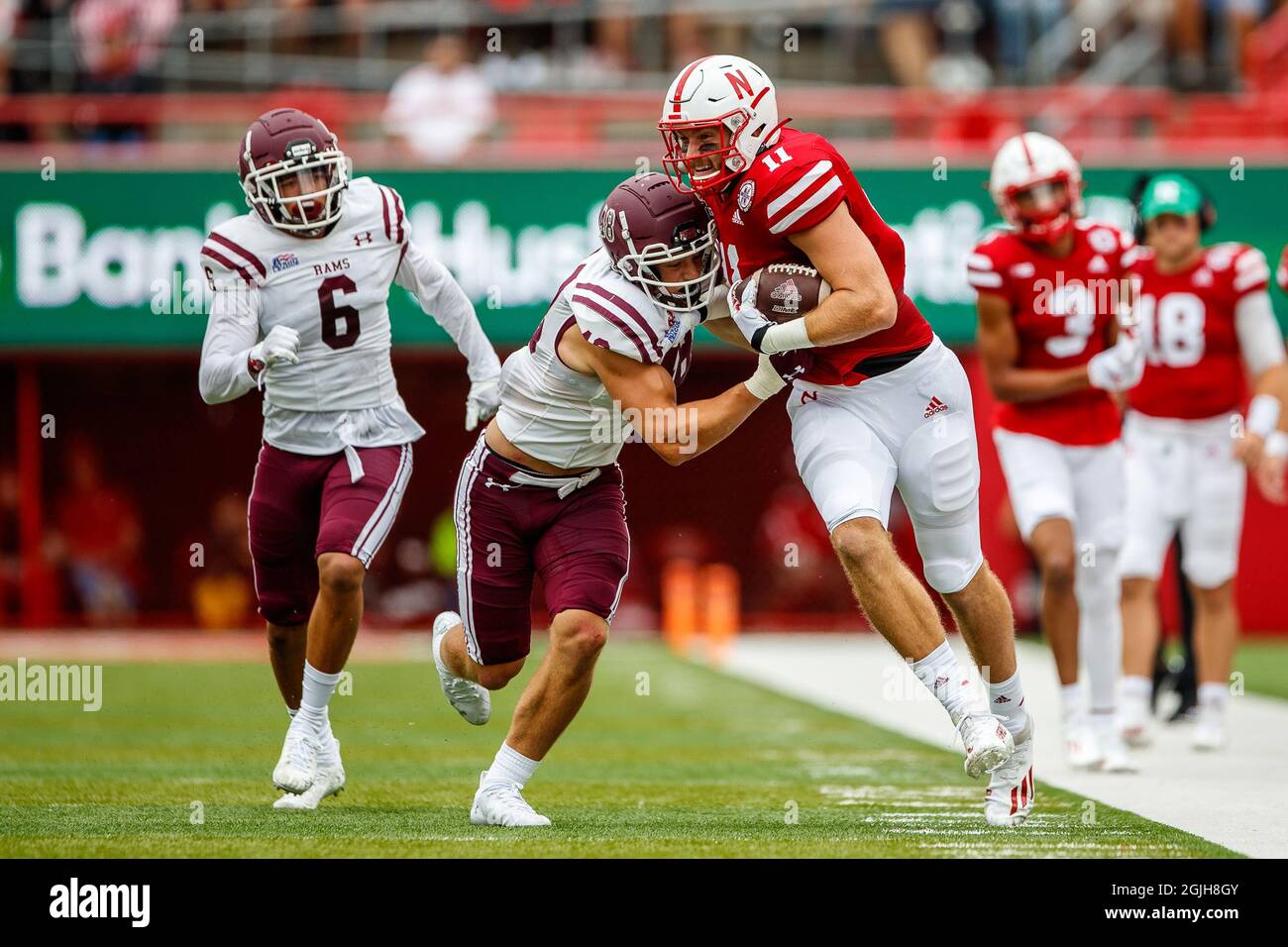 Lincoln, Nebraska. US 04 settembre 2021. Nebraska Cornhuskers Tight End Austin Allen #11 protegge la palla dopo una ricezione contro il linebacker di Fordham Rams James Conway #48 in azione durante una partita di football della NCAA Division 1 tra Fordham Rams e il Nebraska Cornhuskers al Memorial Stadium di Lincoln, Nebraska. Nebraska Won 52-7.Attendance: 85,938.Michael Spomer/Cal Sport Media/Alamy Live News Foto Stock