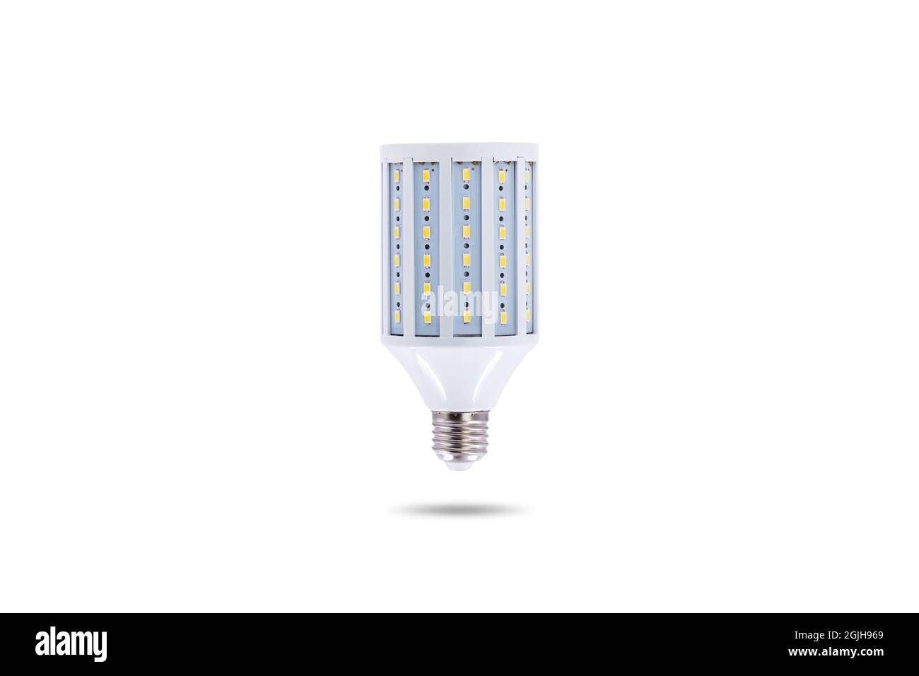 Lampada a LED a risparmio energetico, tappo a vite E27 230 v isolato su sfondo bianco. Foto Stock