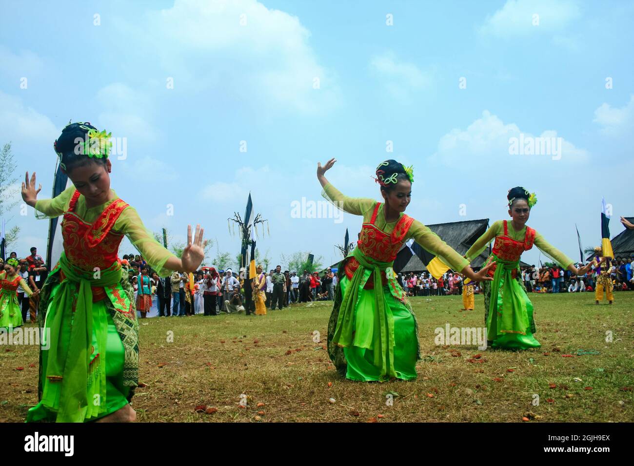 Le ragazze in abiti tradizionali ballano durante l'evento Seren Taun, un evento annuale dopo la stagione della raccolta del riso a Sindang Barang, Bogor, West Java. Foto Stock