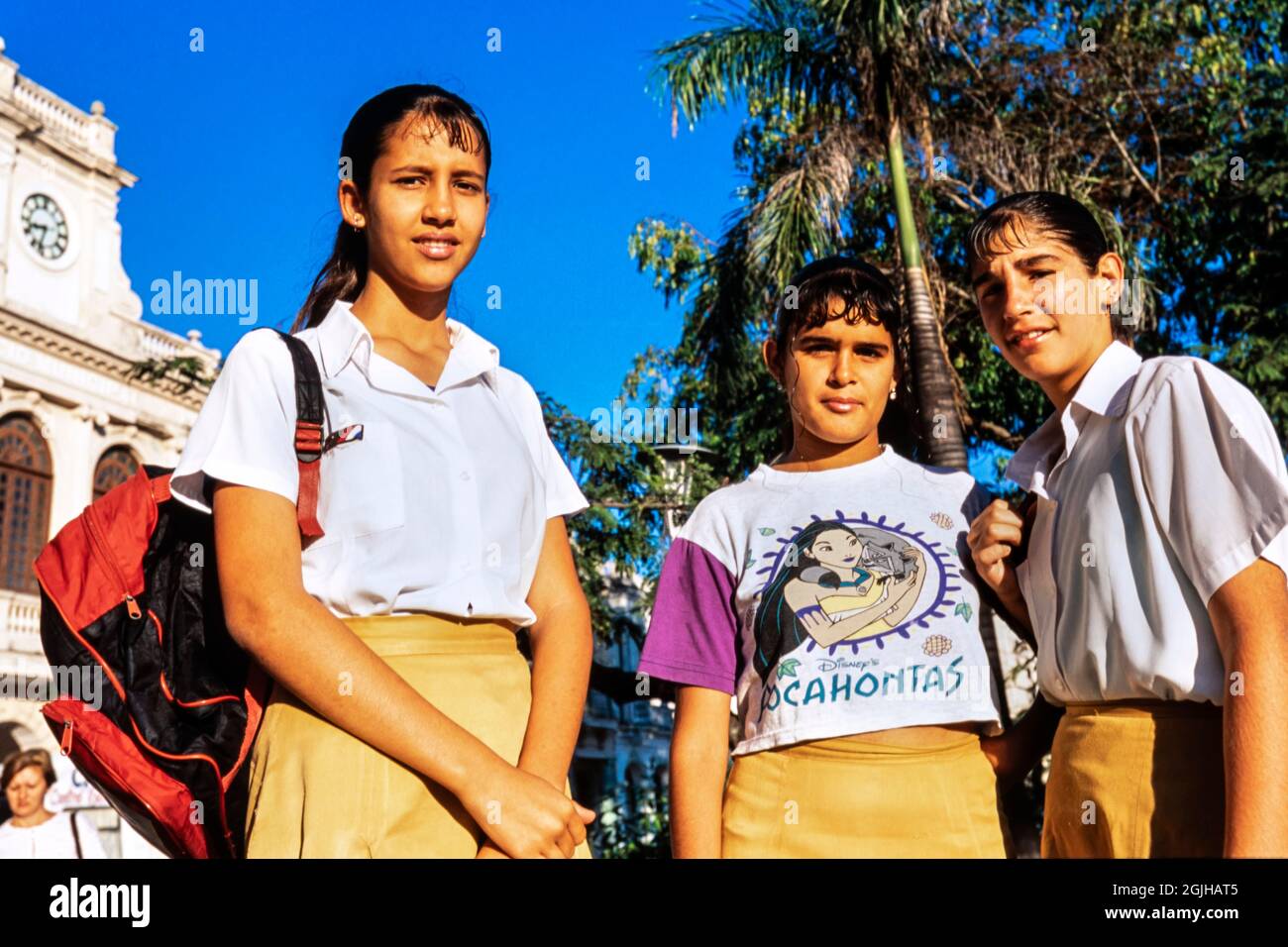 Scolari che posano in uniforme scolastica, Sancti Spiritus, Cuba Foto Stock