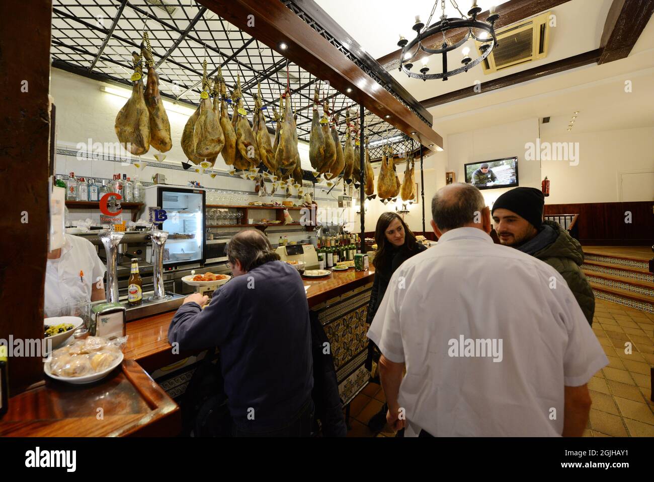 Un bar tradizionale Pintxo nella città vecchia di San Sebastian, Spagna. Foto Stock