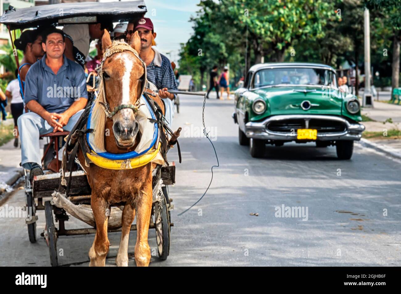 Carrozza trainata da cavalli e passeggeri, auto classica americana, Sancti Spiritus, Cuba Foto Stock