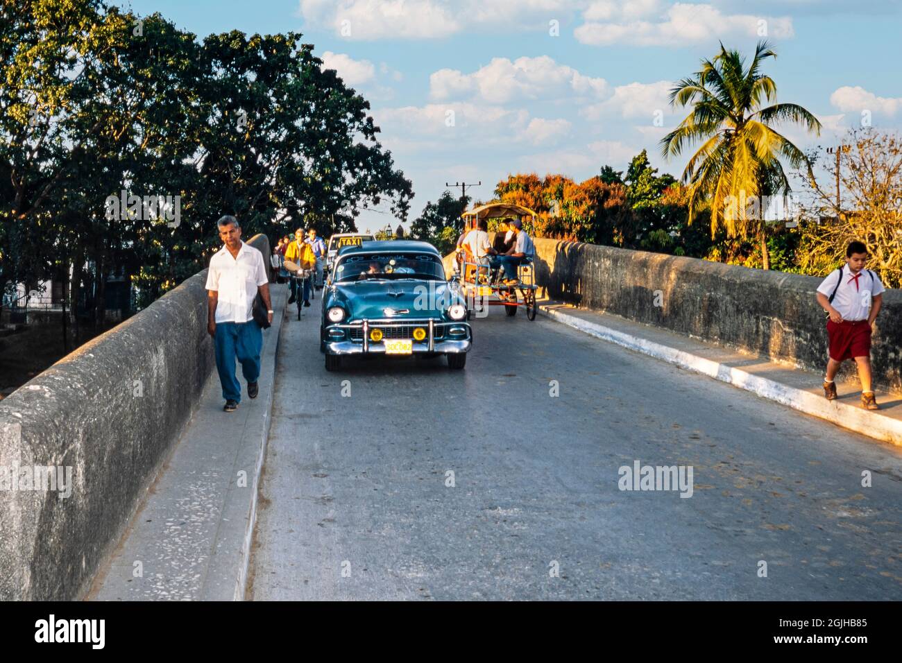 Traffico e pedoni che attraversano Punte Yayabo a Sancti Spiritus, Cuba Foto Stock