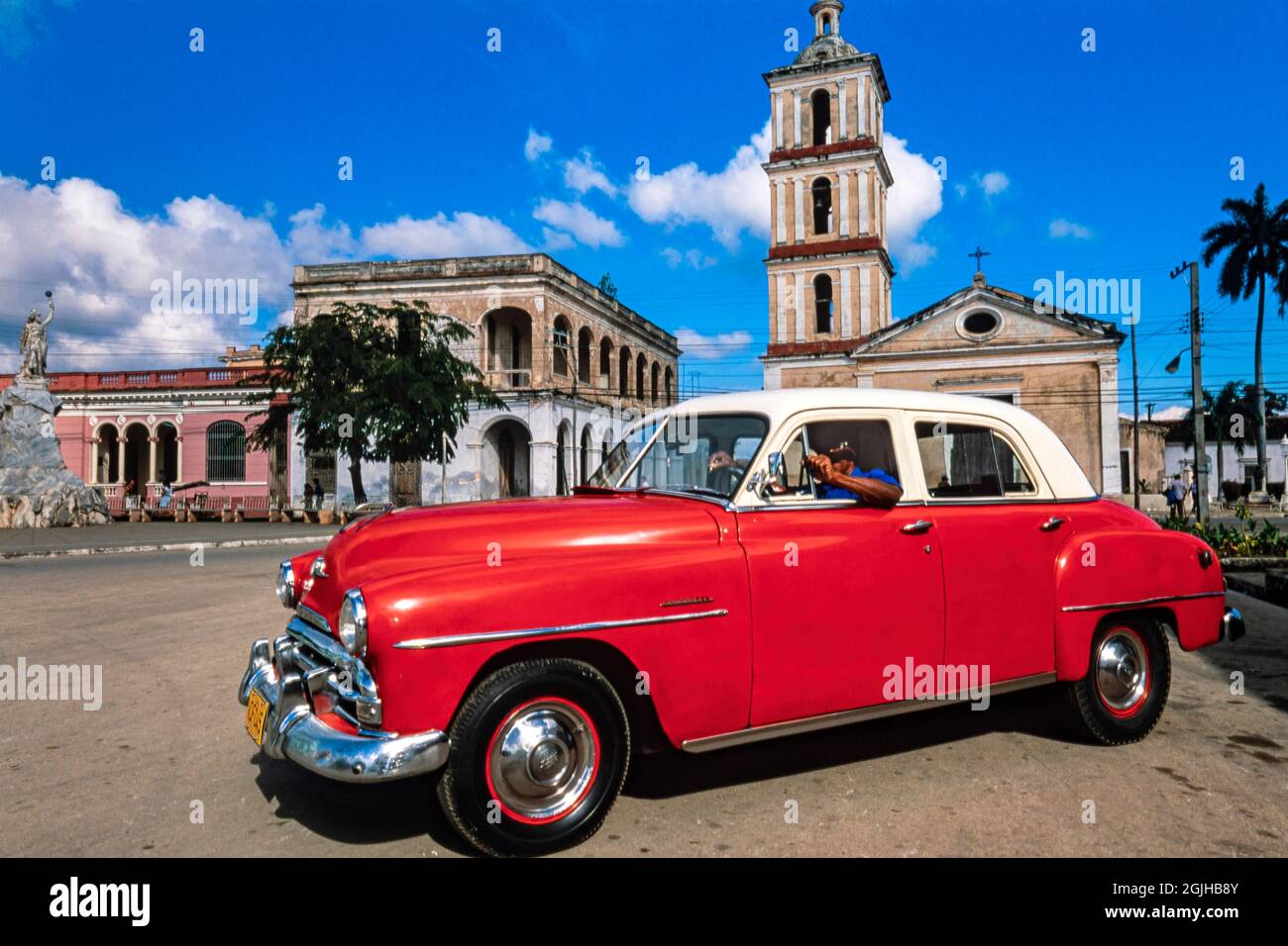 Tassista con classica auto americana 1951 Plymouth, Parque Marti, Remedios, Cuba Foto Stock