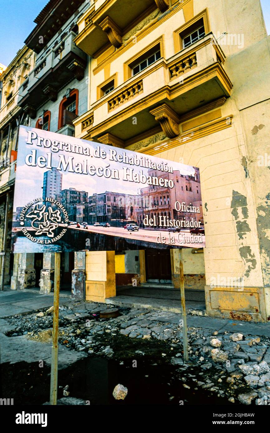 Programma ufficiale di riabilitazione del governo cubano per restaurare gli edifici lungo il Malecon, l'Avana, Cuba Foto Stock