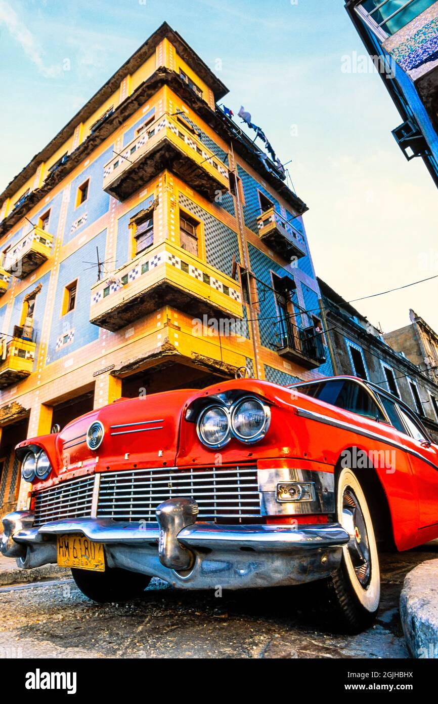 Fronte del 1957 Chevrolet Belair, parcheggiato tra edifici coloniali sul Malecon, l'Avana, Cuba Foto Stock