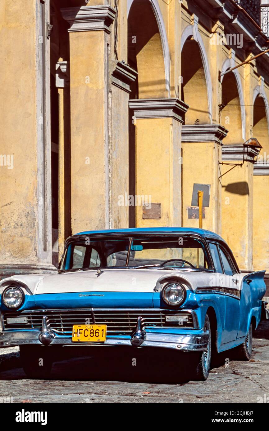 Classic American 1957 Ford Fairlane parcheggiato fuori dall'edificio coloniale, l'Avana, Cuba Foto Stock
