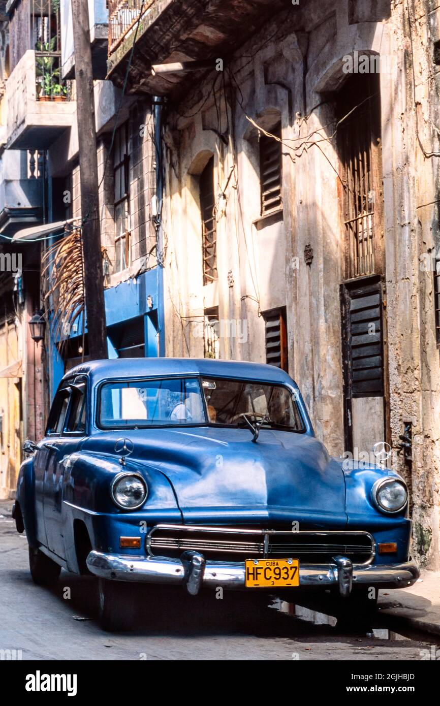 Vecchia auto americana anni '50 parcheggiata in strada, l'Avana, Cuba Foto Stock