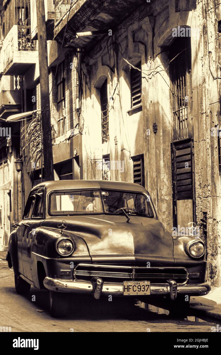 Vecchia auto americana anni '50 parcheggiata in strada, l'Avana, Cuba Foto Stock
