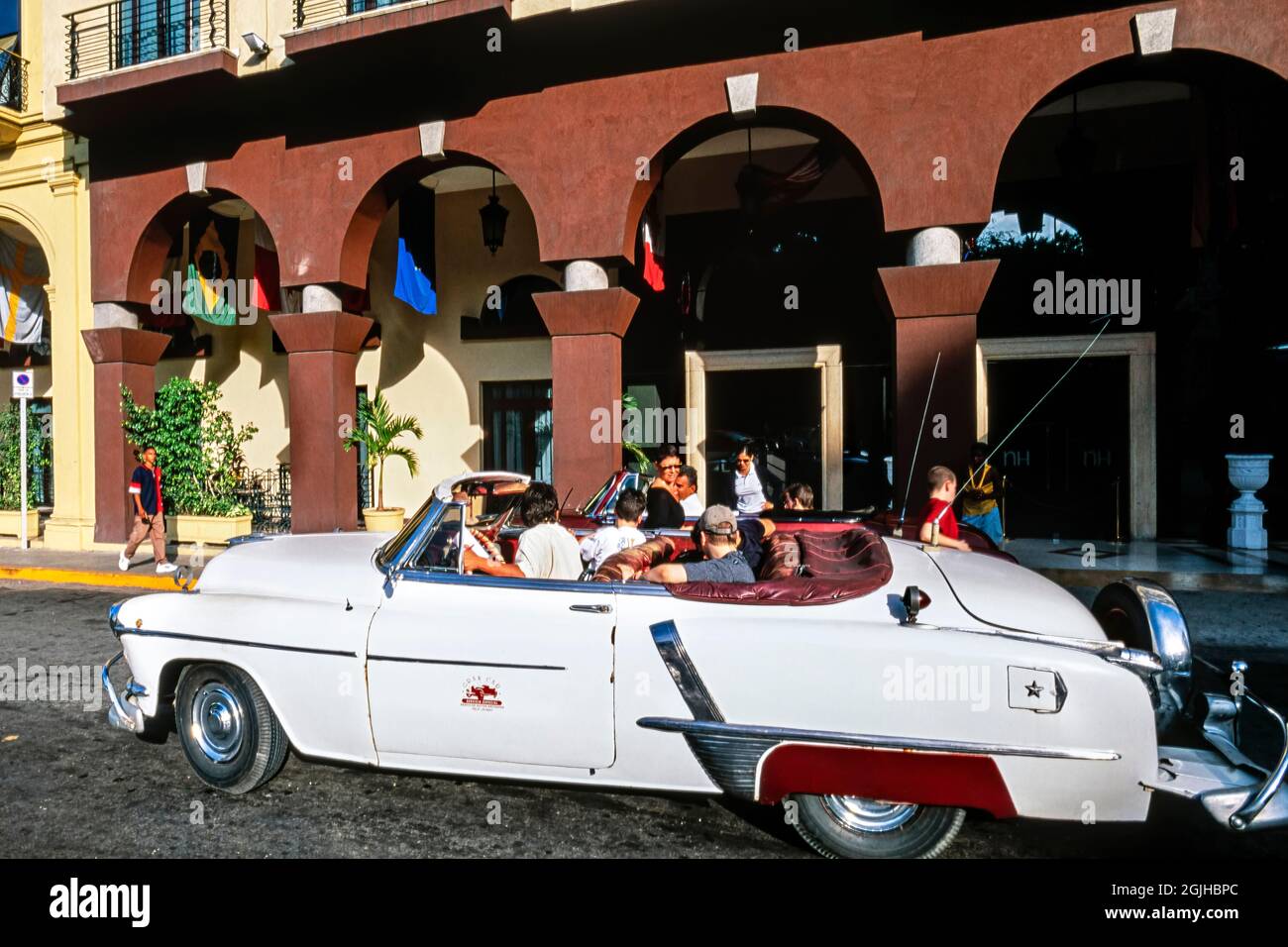 Classica anni '50 American cabriolet car preleva turisti dall'hotel, l'Avana, Cuba Foto Stock
