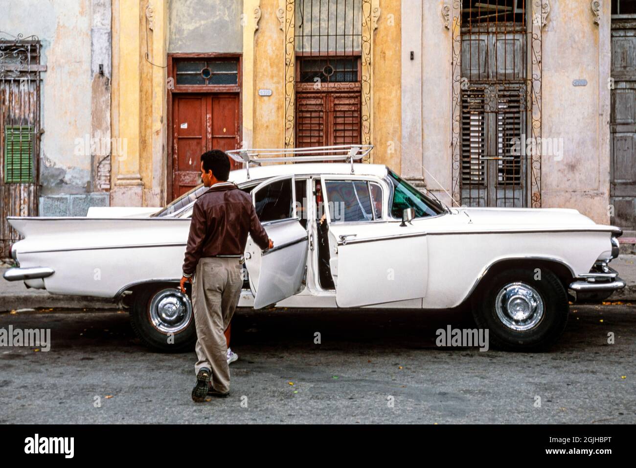 Classica auto americana anni '50 con pinne usate come taxi, l'Avana, Cuba Foto Stock