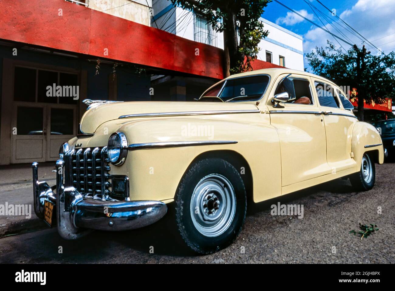 Classica auto americana parcheggiata in strada, l'Avana, Cuba Foto Stock
