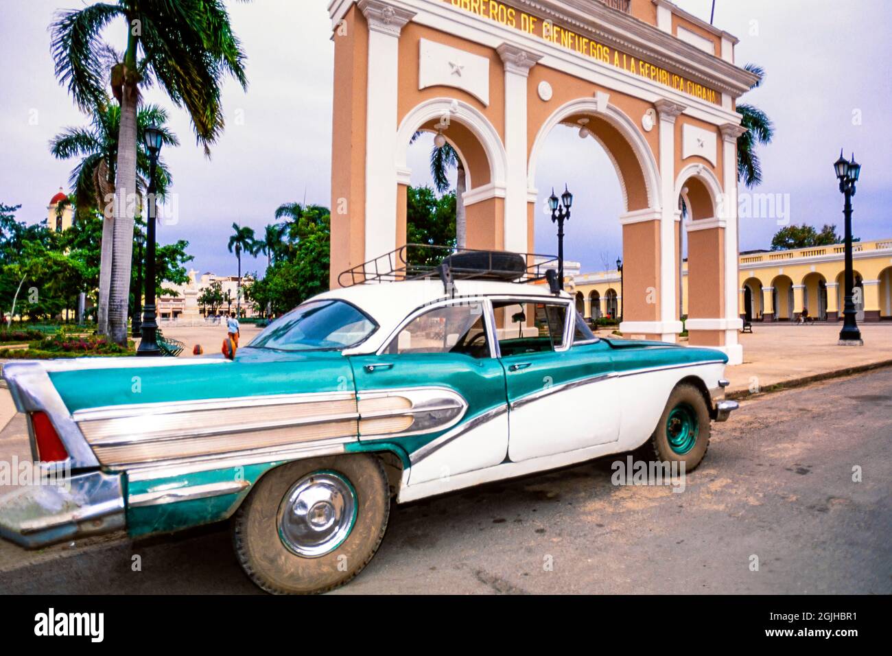 Auto d'epoca americana, 1957 Chevrolet Belair, parque Jose Marti, Cienfuegos, cuba Foto Stock