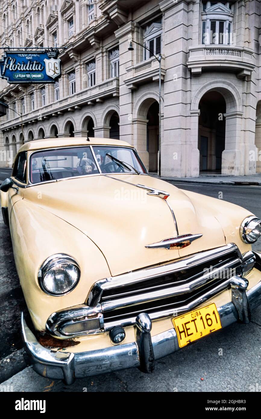 Auto americana classica anni '50, 1951 Chevrolet Bel Air, parcheggiata fuori El Floridita bar, Havana, Cuba Foto Stock