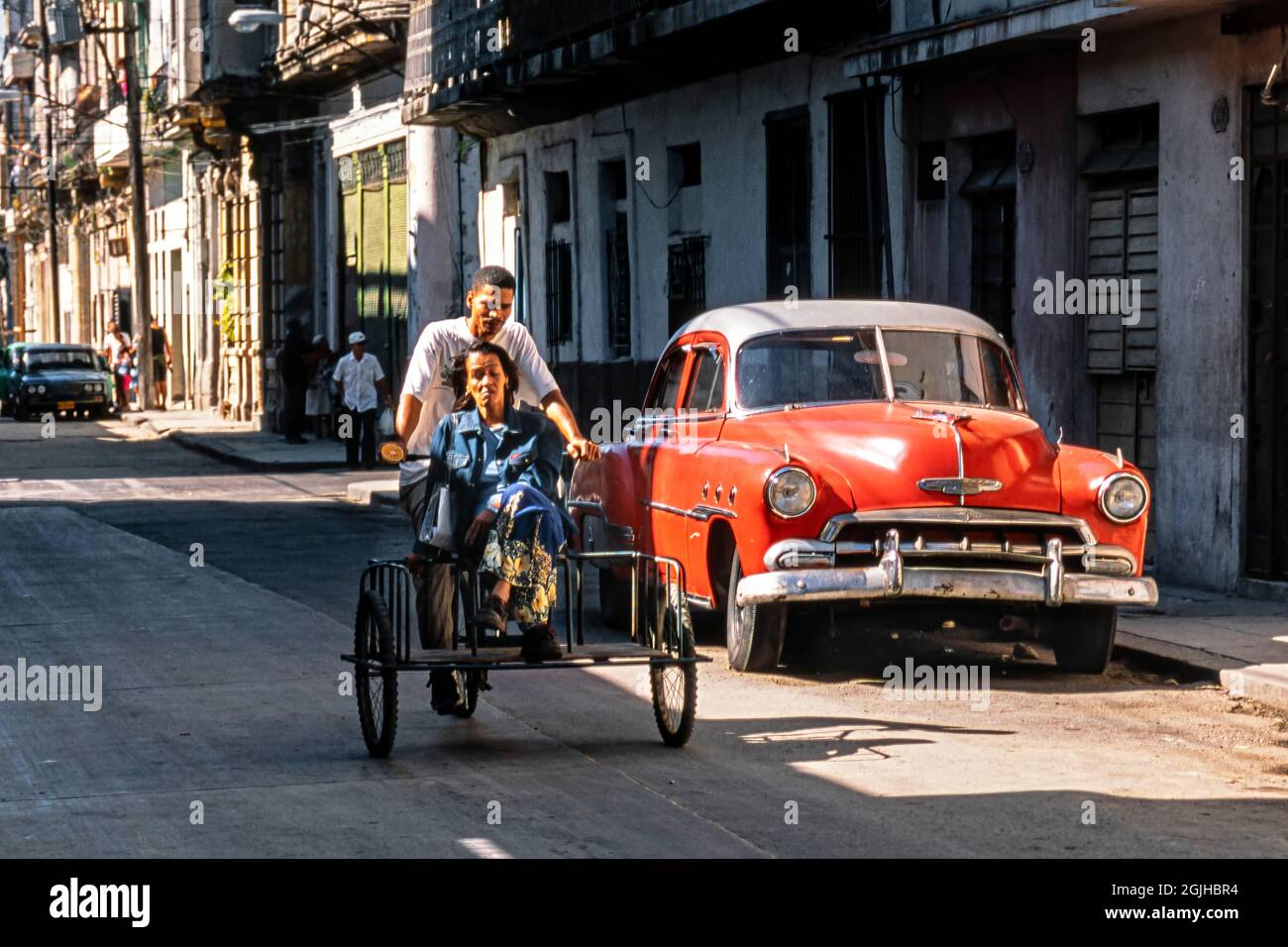 Carrello per biciclette e auto classica americana, l'Avana, Cuba Foto Stock