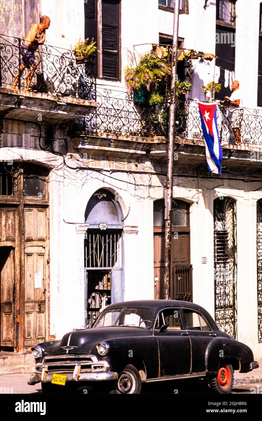 Auto americana classica anni '50, 1951 Chevrolet Styleline, parcheggiata in strada, Havana, Cuba Foto Stock