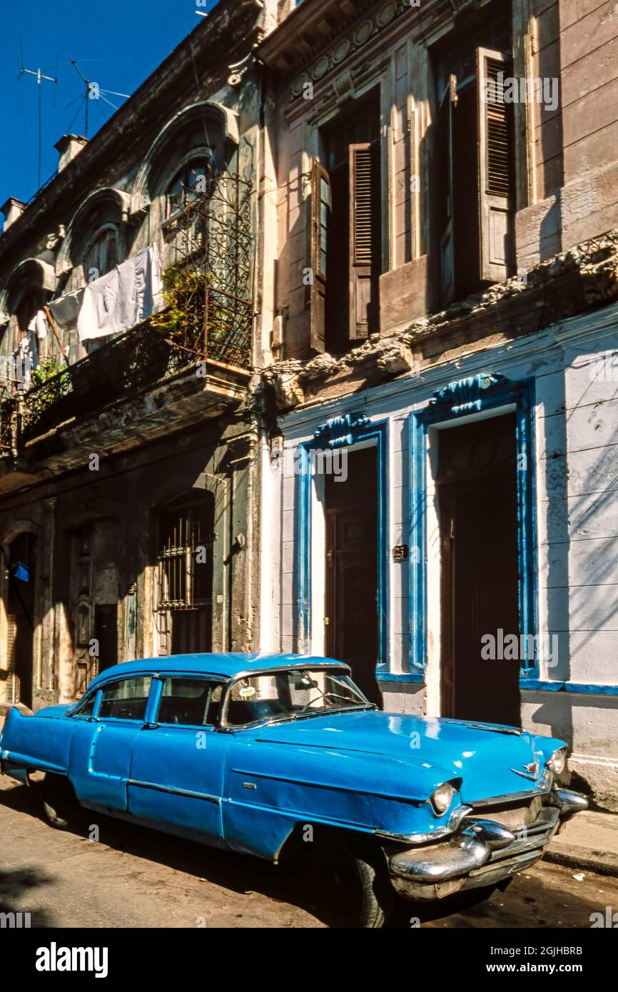 Auto americana classica anni '50 parcheggiata in strada, l'Avana, Cuba Foto Stock