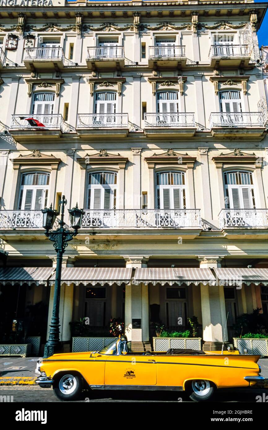 Classico americano anni '50 convertibile parcheggiato di fronte all'Hotel Inglaterra, l'Avana, Cuba Foto Stock