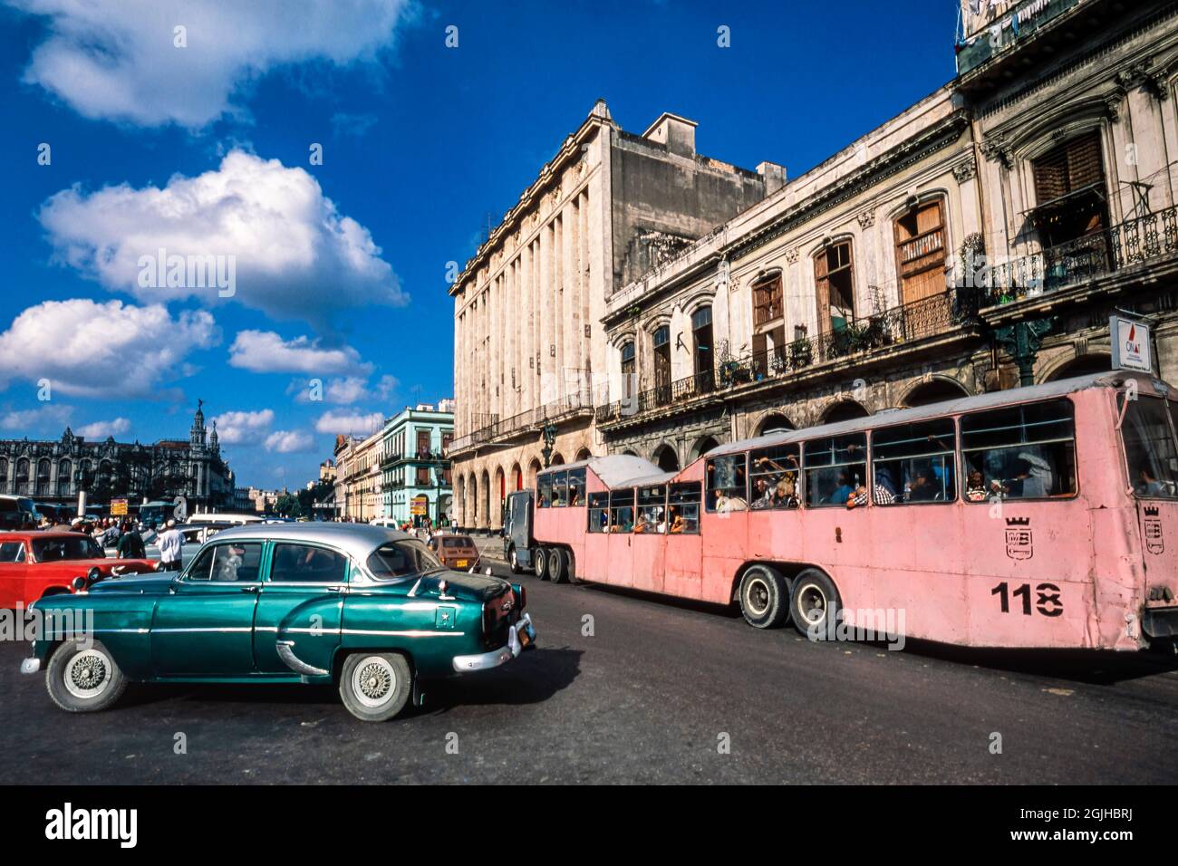 Auto classica americana e camion russo convertito in autobus, Havana centrale, Cuba Foto Stock