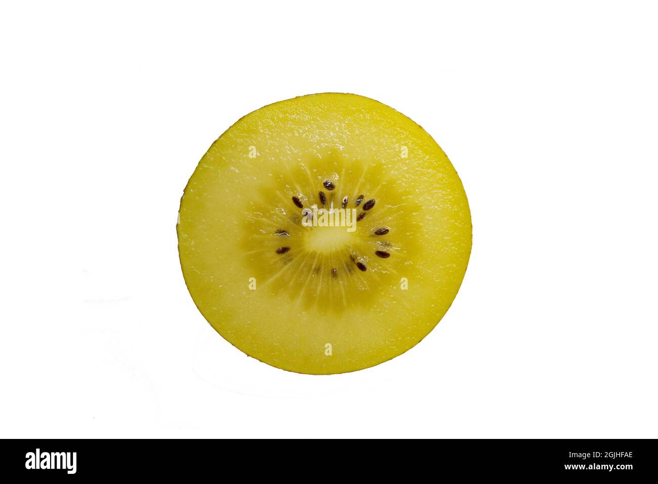 Sezione trasversale di un kiwi d'oro o uva spina cinese (Actinidia chinensis), isolato su sfondo bianco Foto Stock