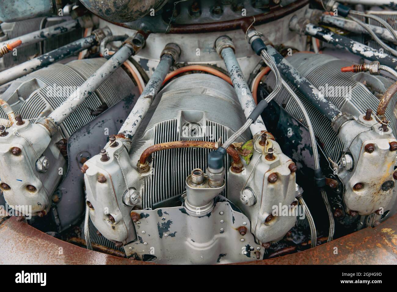 Motore rotativo dell'aereo, closeup aereo pistone dell'aviazione motori vecchio grunge arrugginito. Foto Stock