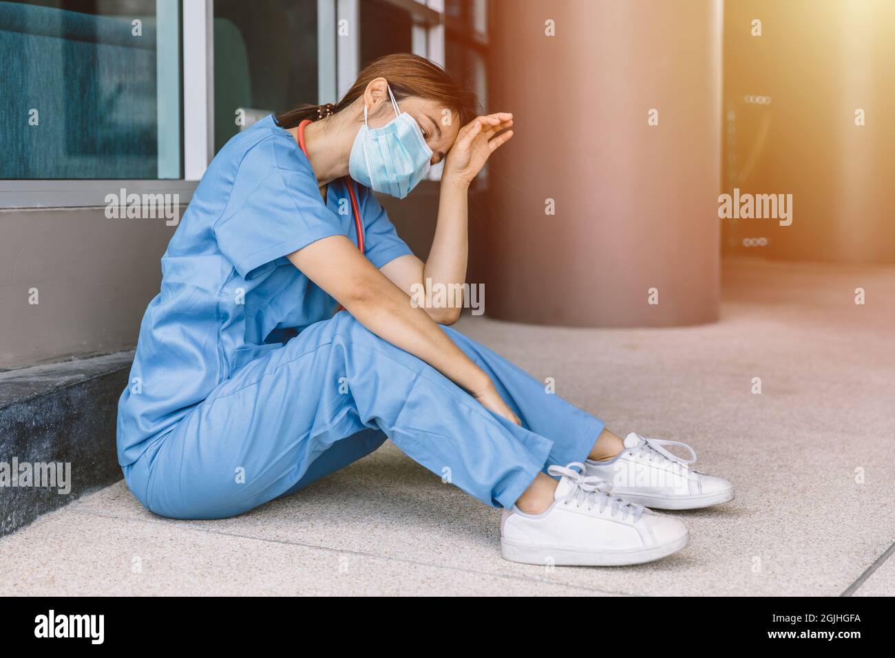 Infermiera stanca e fatica. Medico e personale medico esausto di Coronavirus (COVID-19) pandemia in ospedale. Foto Stock