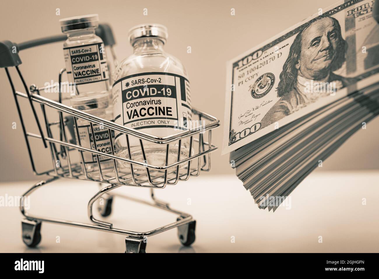 Persone che pagano un sacco di soldi per l'acquisto costoso vaccino Covid concetto vintage colore tono Foto Stock