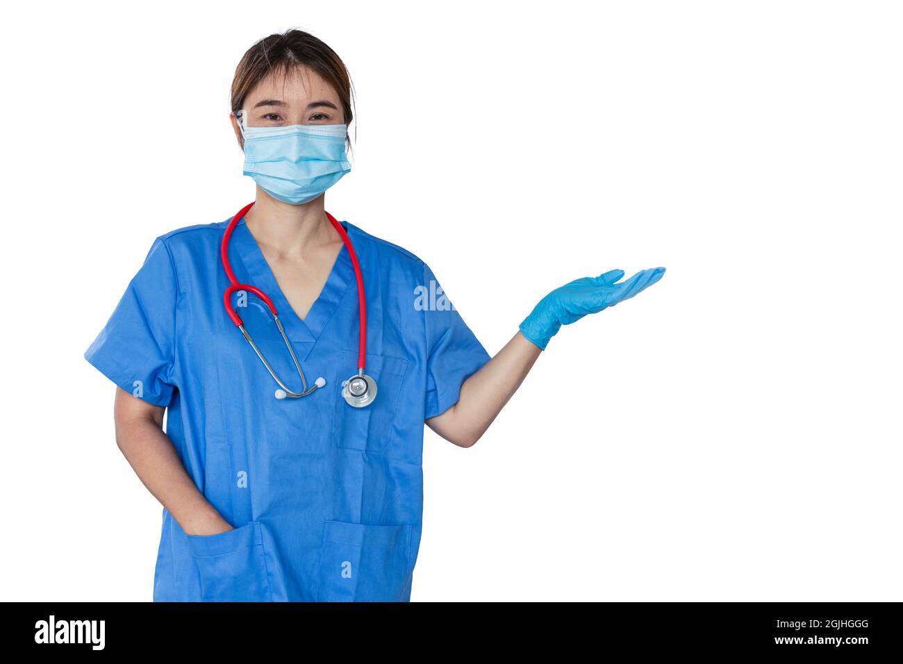 Donne asiatiche medico o infermiere in piedi mostra presente o introdurre isolato su sfondo bianco. Foto Stock