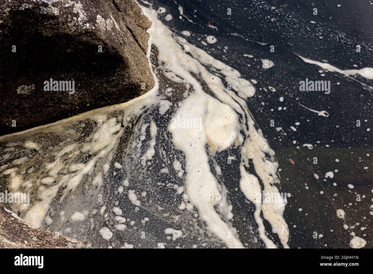 macchie inquinanti da olio industriale, petrolio, sostanze chimiche in acqua Foto Stock