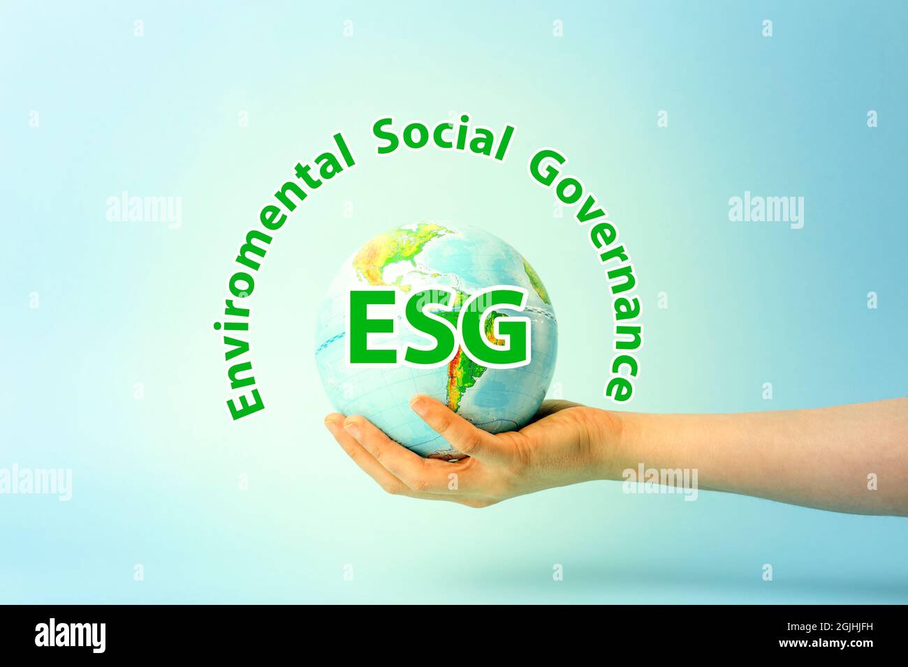 Modernizzazione del gruppo ESG conservazione della governance sociale ambientale e politica della RSI. Globo di terra nelle mani su sfondo blu. Concetto di ecologia e protezione della natura. Foto di alta qualità Foto Stock