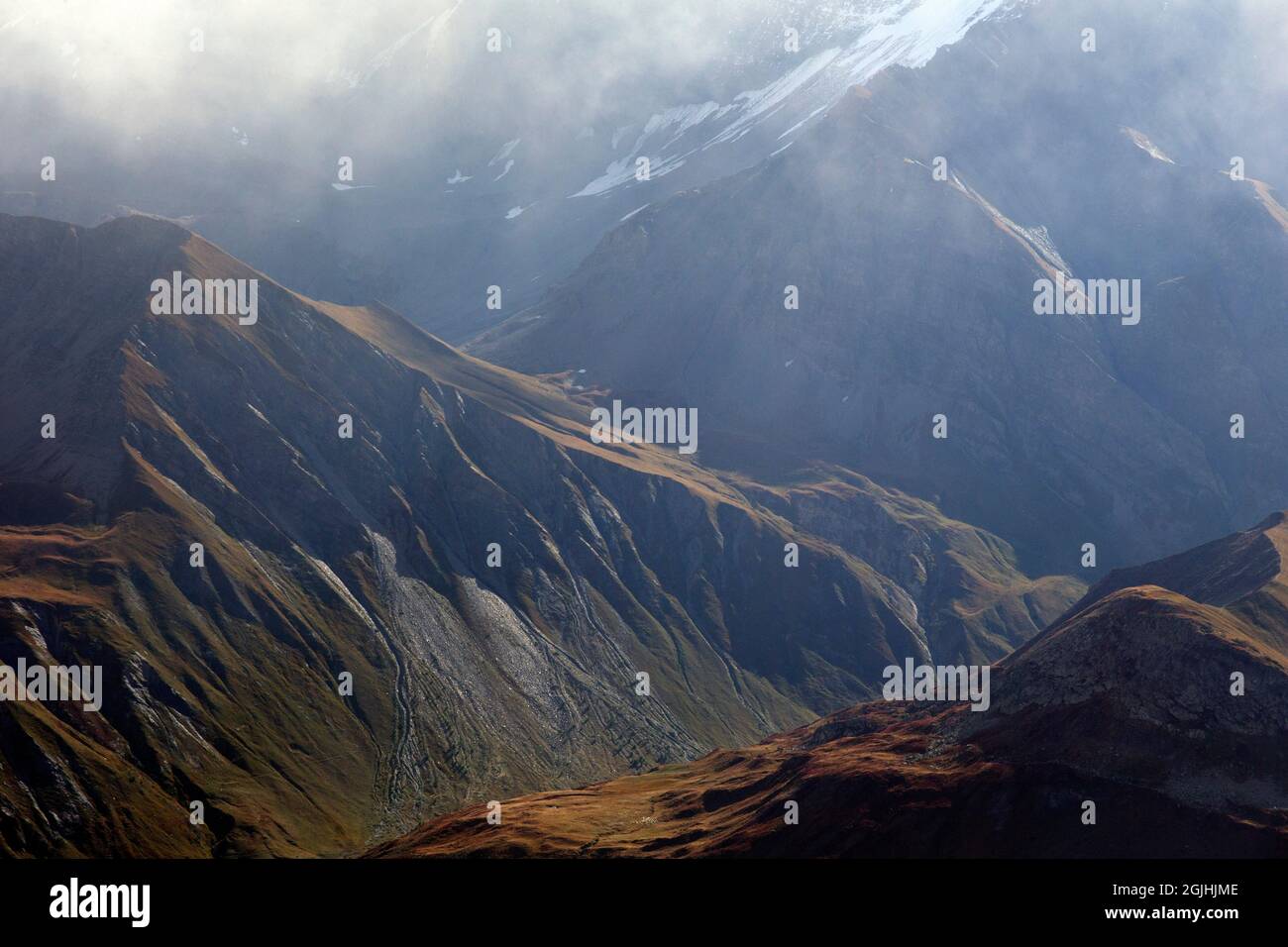 Montagne in controluce del lato meridionale del massiccio del Monte Bianco, Italia Foto Stock