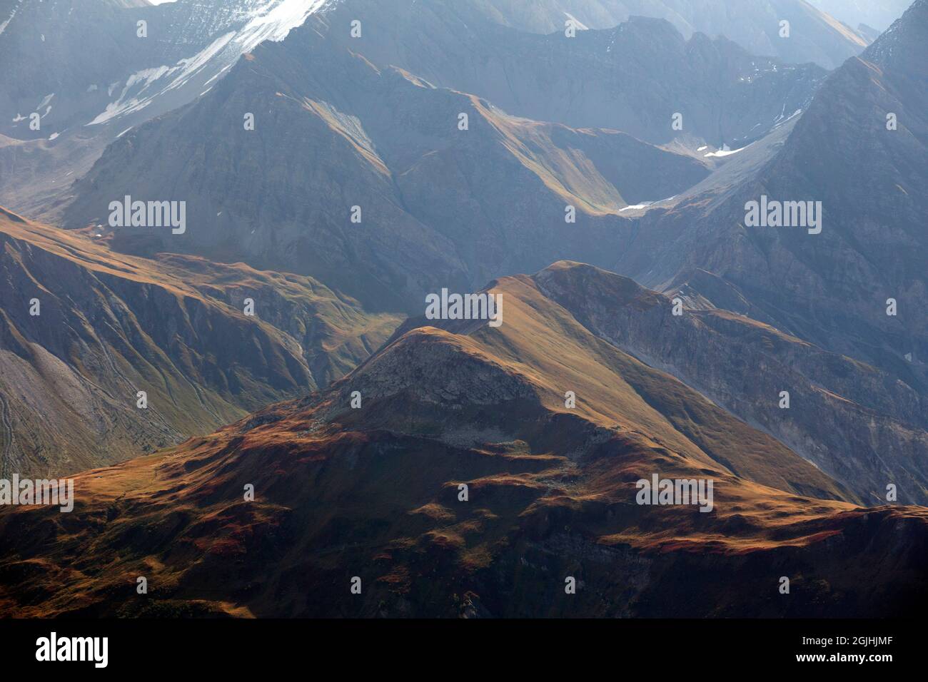 Montagne in controluce del lato meridionale del massiccio del Monte Bianco, Italia Foto Stock