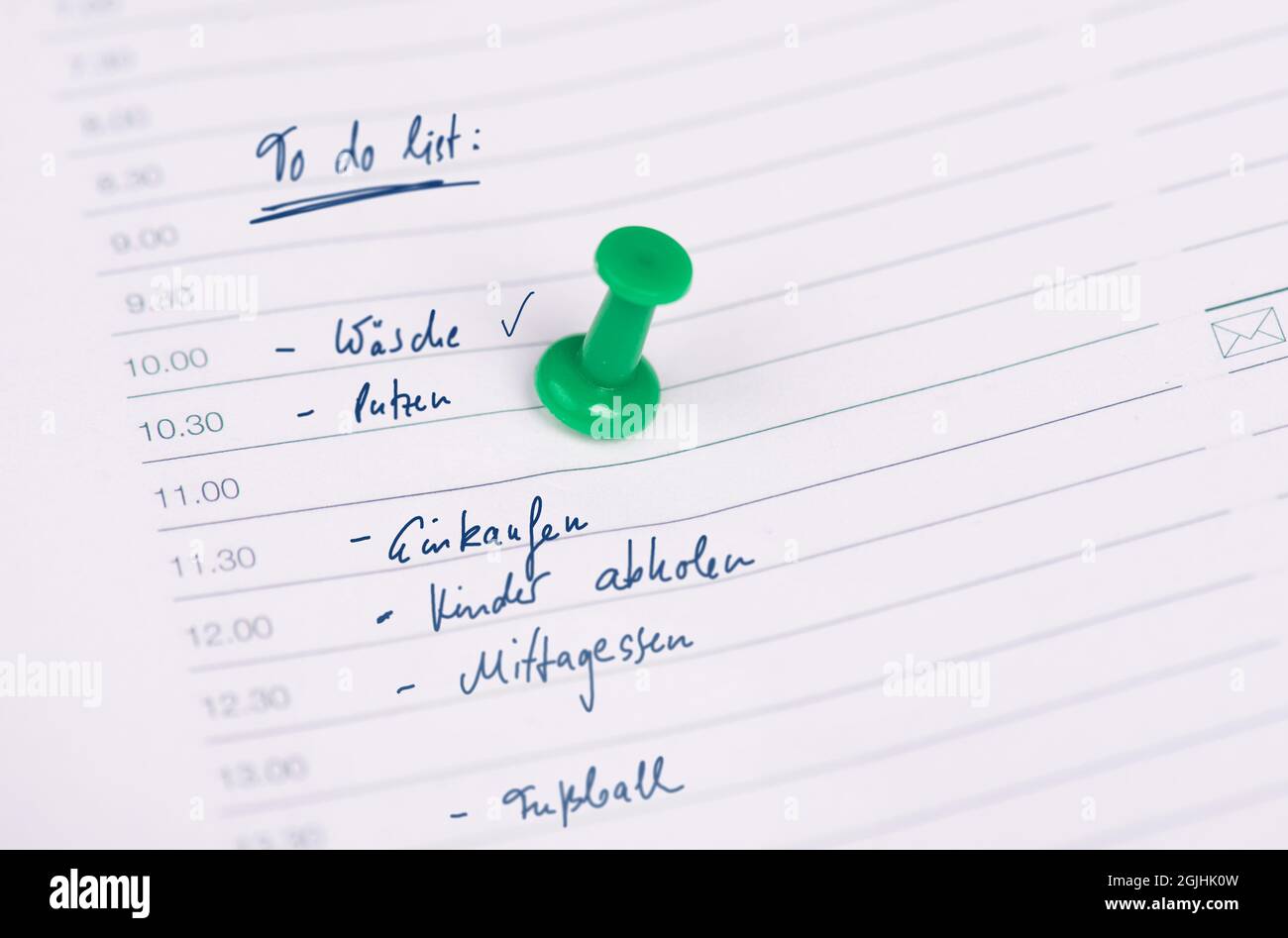 Un elenco di cose da fare dei genitori in lingua tedesca, lavaggio, cucina, prendere i bambini dalla scuola, shopping, piani di una madre Foto Stock