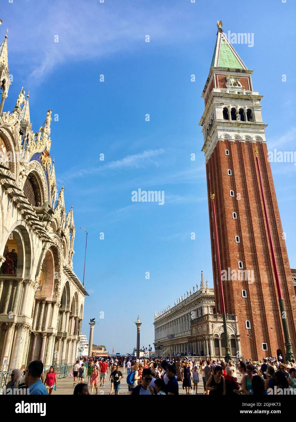 Venezia Italia, Piazza San Marco, Basilica di San Marco e Campanile, estate 2017, vista in una giornata di sole Foto Stock