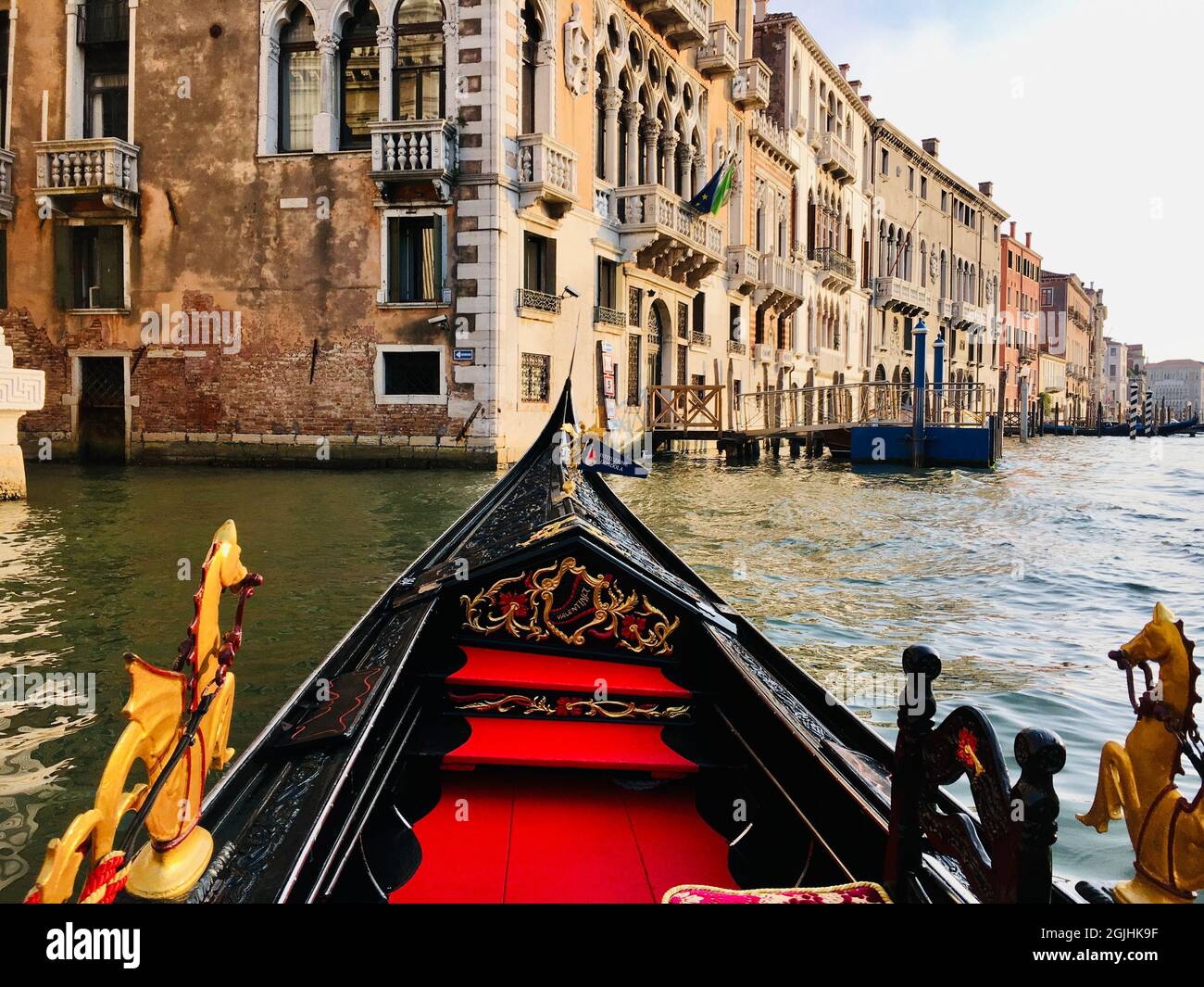 Giro in gondola attraverso il Canal Grande di Venezia con una splendida architettura Foto Stock