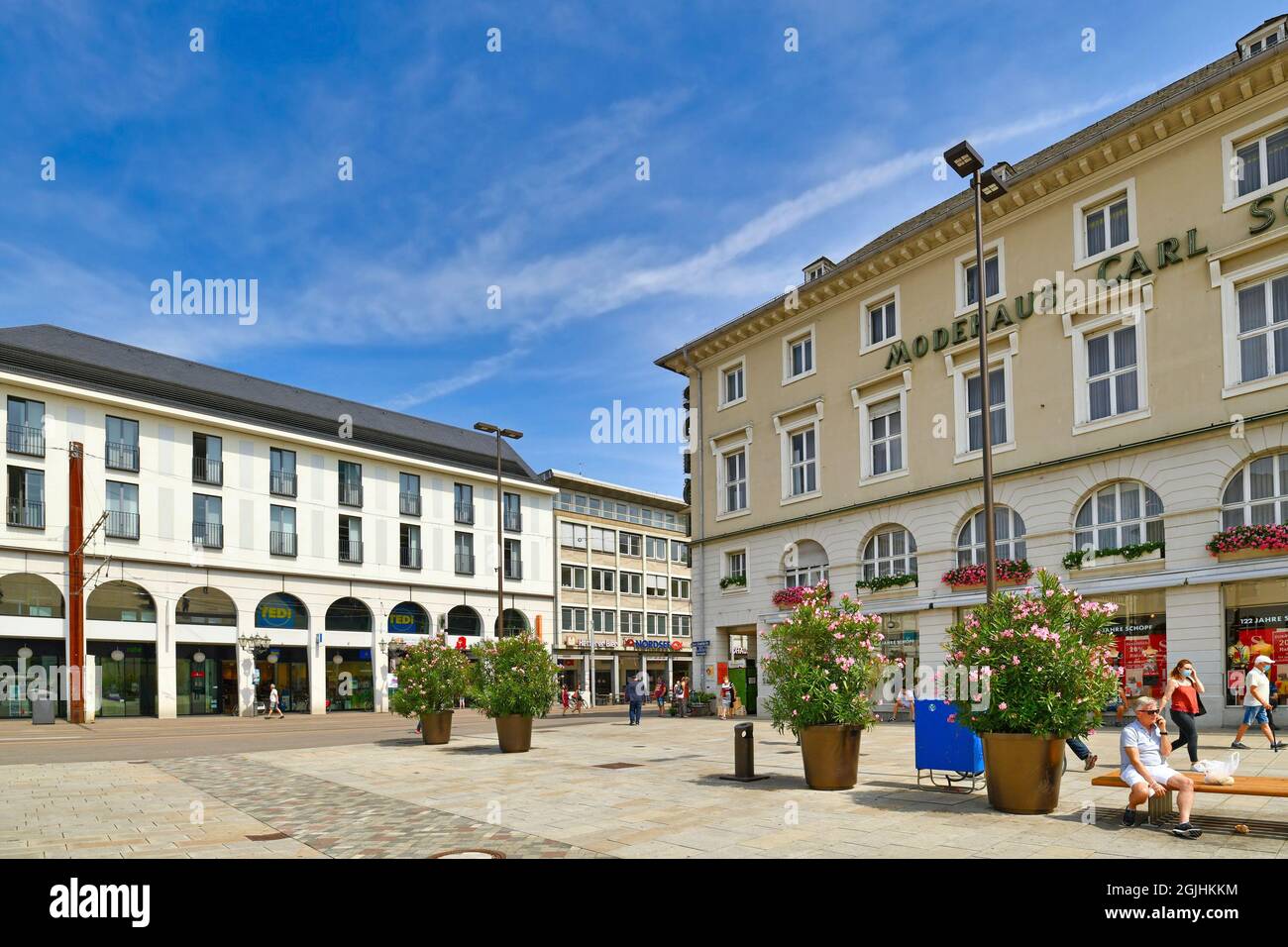 Karlsruhe, Germania - 2021 agosto: Piazza del mercato al centro della città in giornata di sole Foto Stock