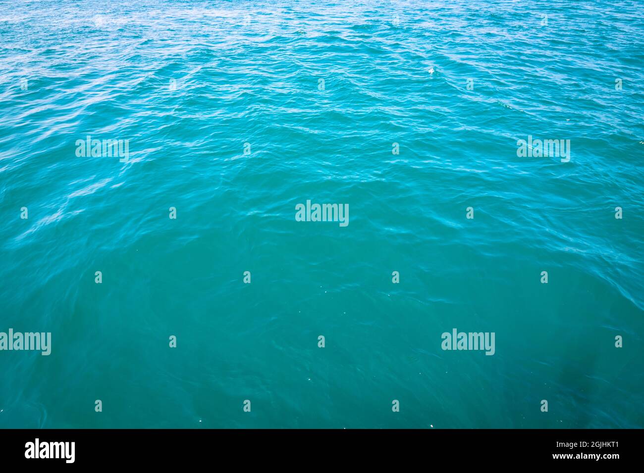 Sfondo turchese ondulato. Texture del mare. Foto Stock