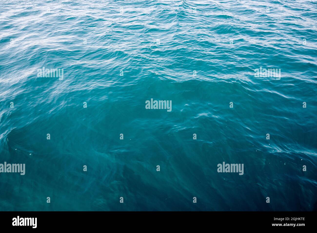 Sfondo turchese ondulato. Texture del mare. Foto Stock