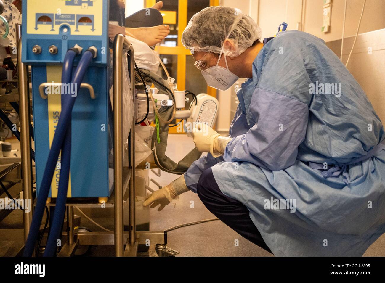 Personale medico presso l'unità di terapia intensiva dell'ospedale di Liegi che è gravemente colpito da Covid 19. Liegi, Belgio. Foto Stock