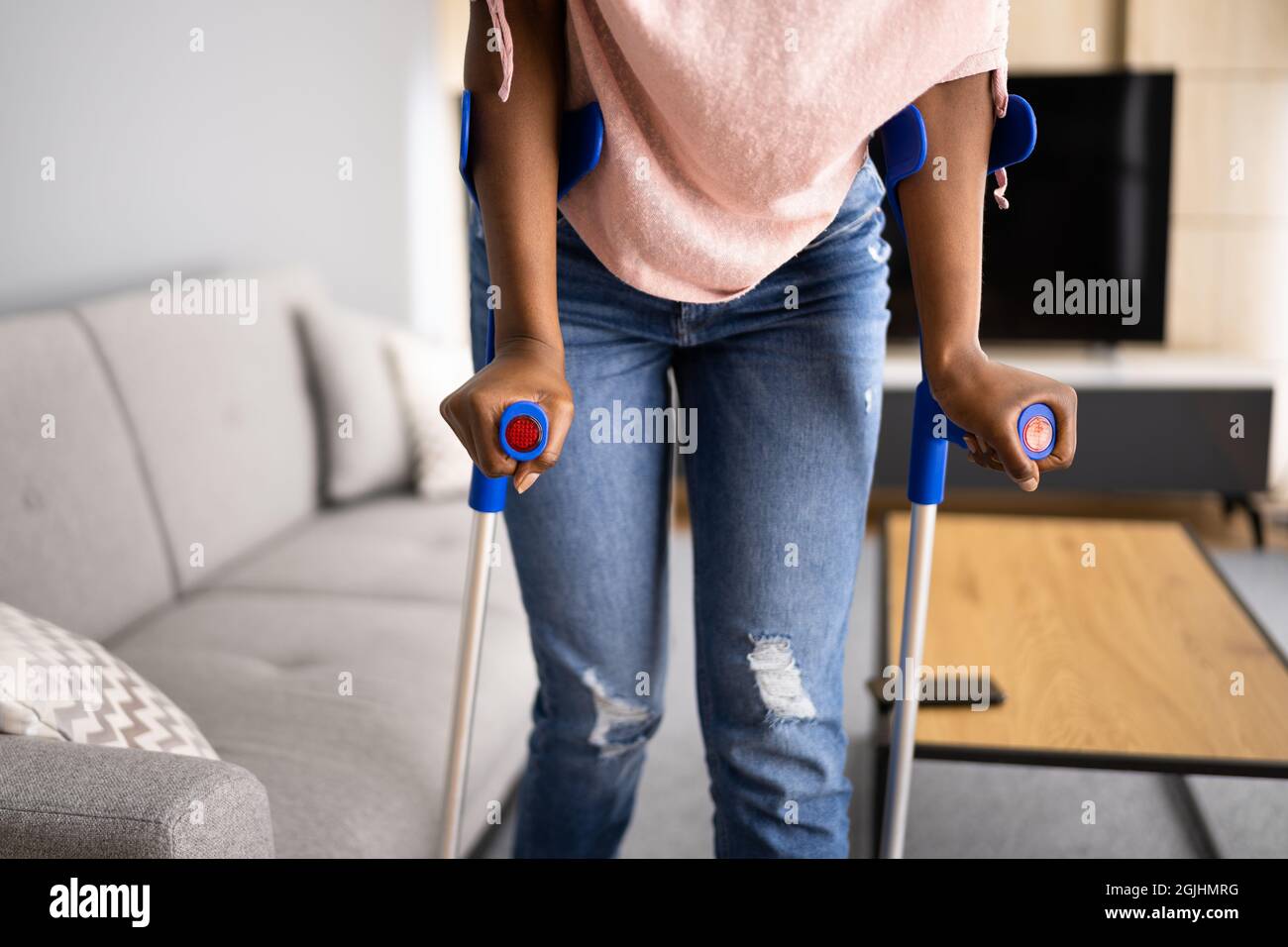 Camminando con le stampelle. Lesioni alle gambe o alle ginocchia rotte Foto Stock