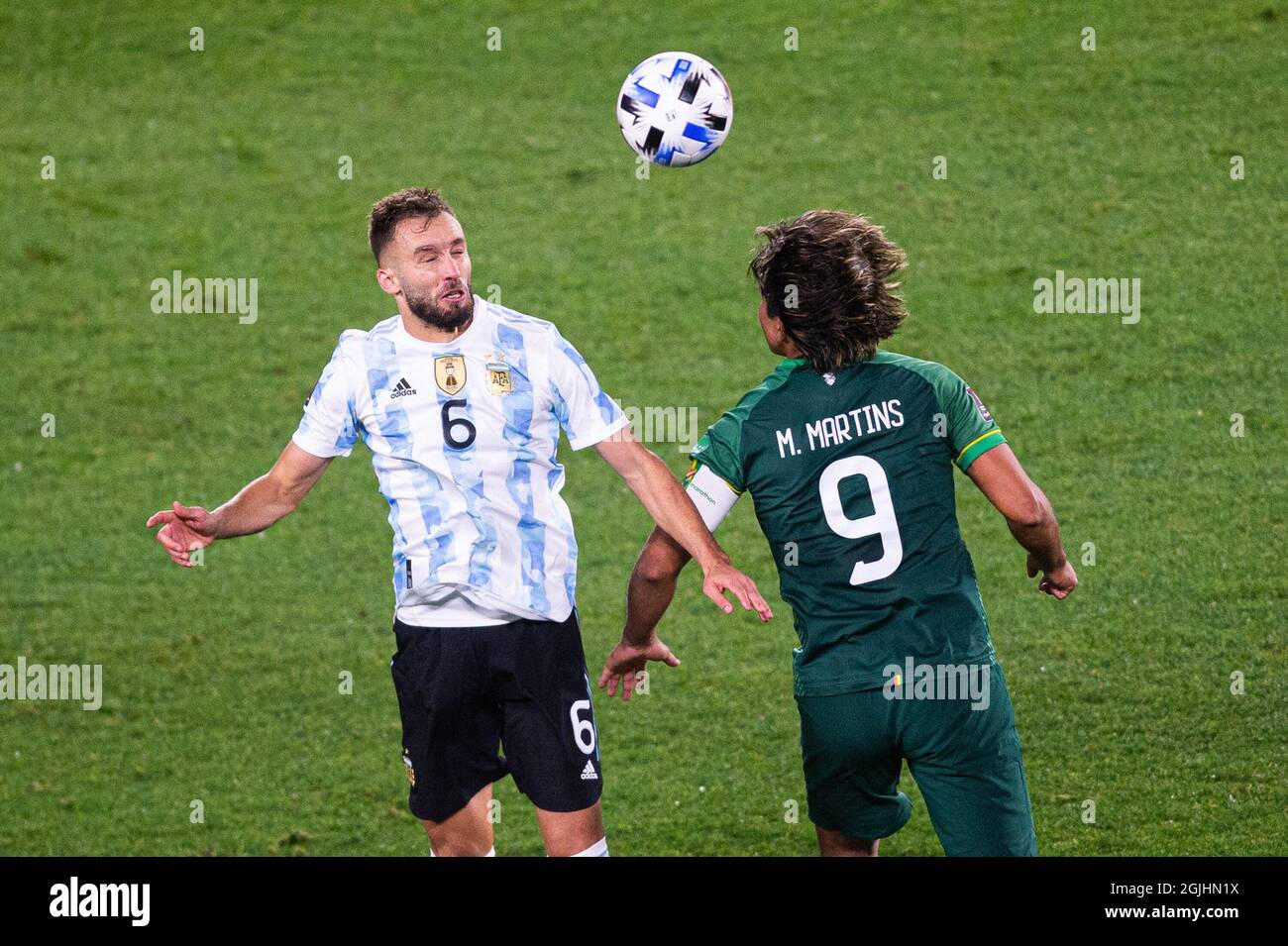 Buenos Aires, Argentina. 9 settembre 2021. Il tedesco Pezzella dell'Argentina e Marcelo Moreno Martins della Bolivia sono visti in azione durante una partita di calcio di qualificazione tra Argentina e Bolivia per la Coppa del mondo FIFA Qatar 2022 a Buenos Aires. (Punteggio finale; Argentina 3:0 Bolivia) Credit: SOPA Images Limited/Alamy Live News Foto Stock