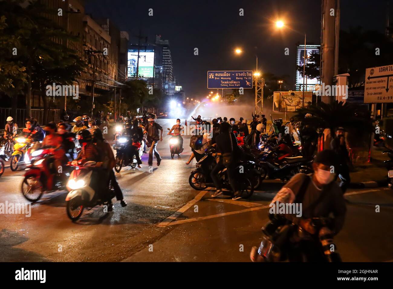 Bangkok, THAILANDIA - 22 agosto 2021: I manifestanti del governo si scontrarono con la polizia Riot a Vibhavadi Rangsit Road vicino a DIN Daeng Junction. Foto Stock