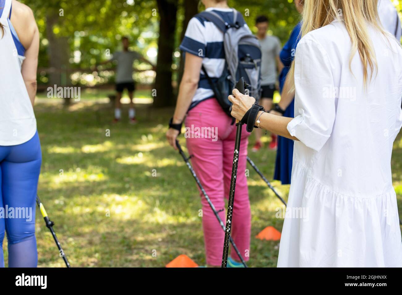 Attività di nordic walking o di pole walking nella natura Foto Stock