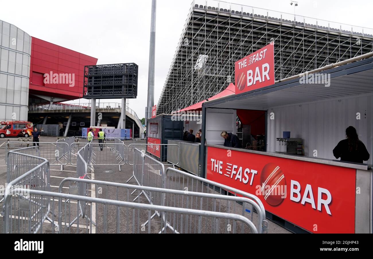 Code vuote presso i venditori di bevande al di fuori di Emirates Old Trafford a Manchester dopo che l'India ha perso il quinto Test contro l'Inghilterra sopra le preoccupazioni di Covid, l'Inghilterra ed il bordo del Galles del cricket ha annunciato. Data foto: Venerdì 10 settembre 2021. Foto Stock