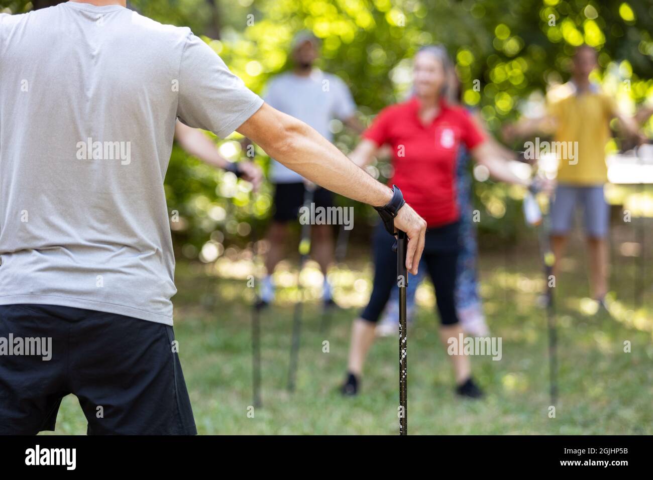 Nordic o pole walking si riscaldano nella natura Foto Stock