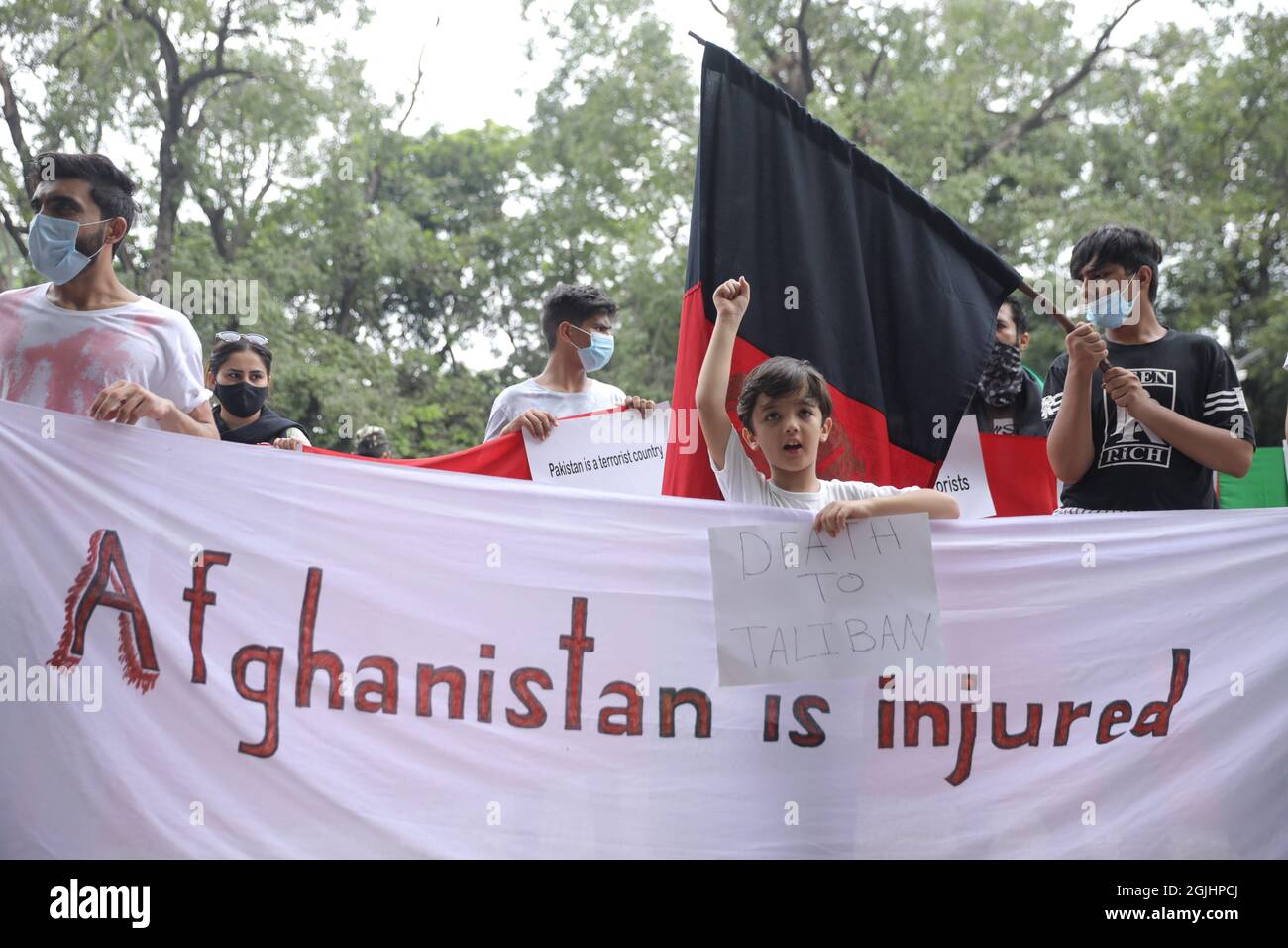 09-10-2021 - i cittadini afghani residenti in India detengono cartelloni contro il presunto sostegno del Pakistan ai talebani in Afghanistan a Nuova Delhi. Foto Stock