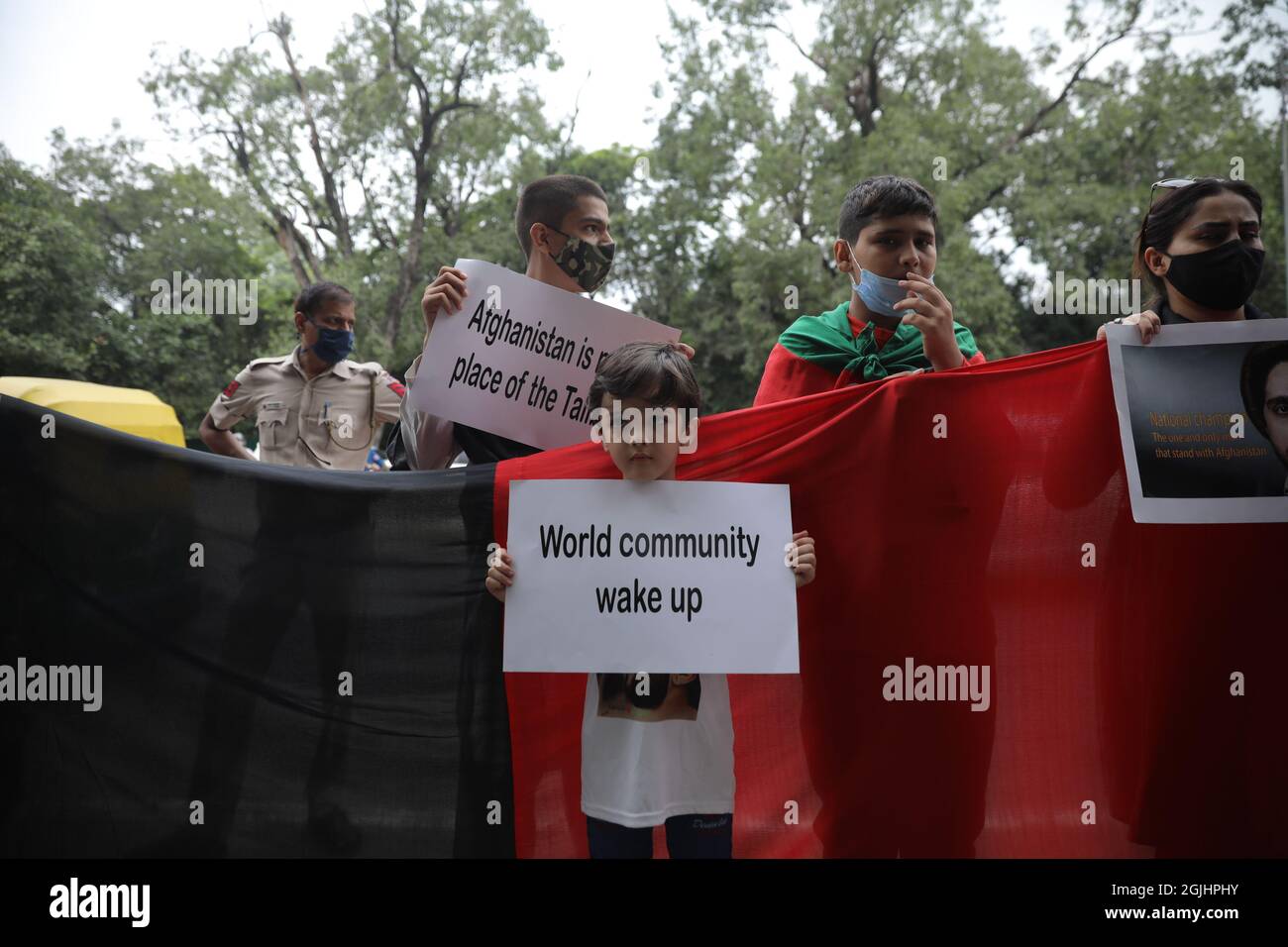 09-10-2021 - i cittadini afghani residenti in India detengono cartelloni contro il presunto sostegno del Pakistan ai talebani in Afghanistan a Nuova Delhi. Foto Stock
