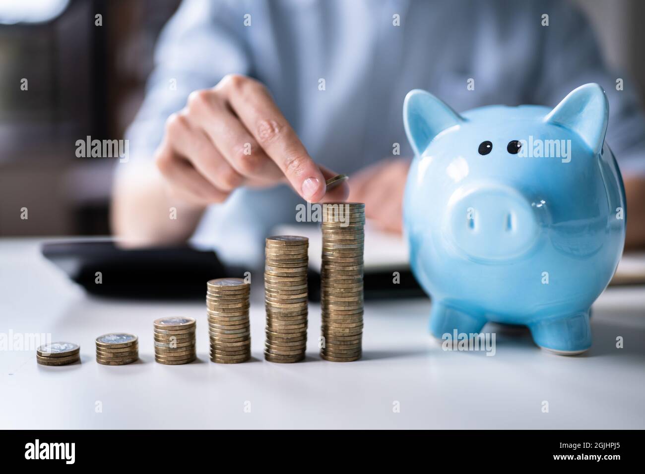 Piggybank denaro e calcolatrice. Raccolta assicurativa contabile Foto Stock